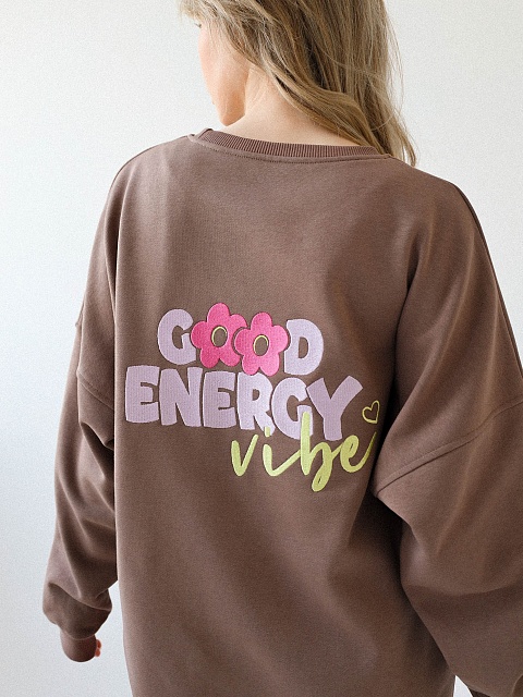 Свитшот с О-вырезом с вышивкой на спине Good energy vibe в 